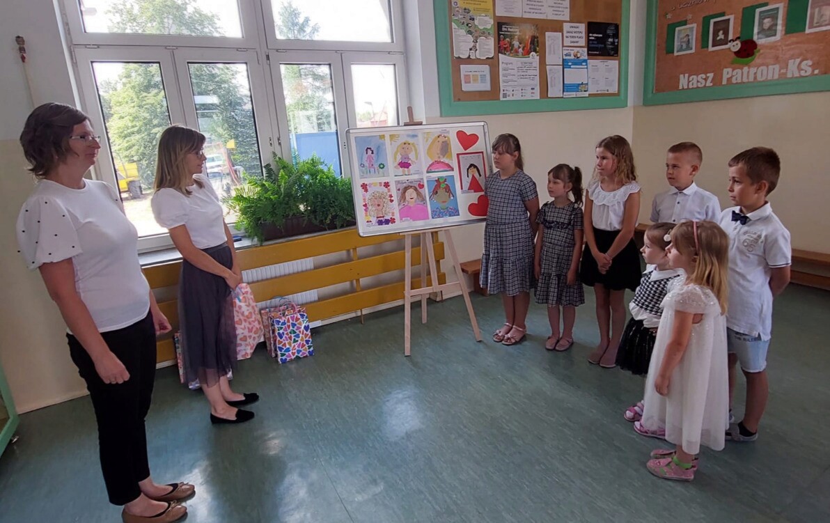 Zdjęcie do Wyniki Szkolnego Konkursu Plastycznego &bdquo;PORTRET MOJEJ MAMY&rdquo;