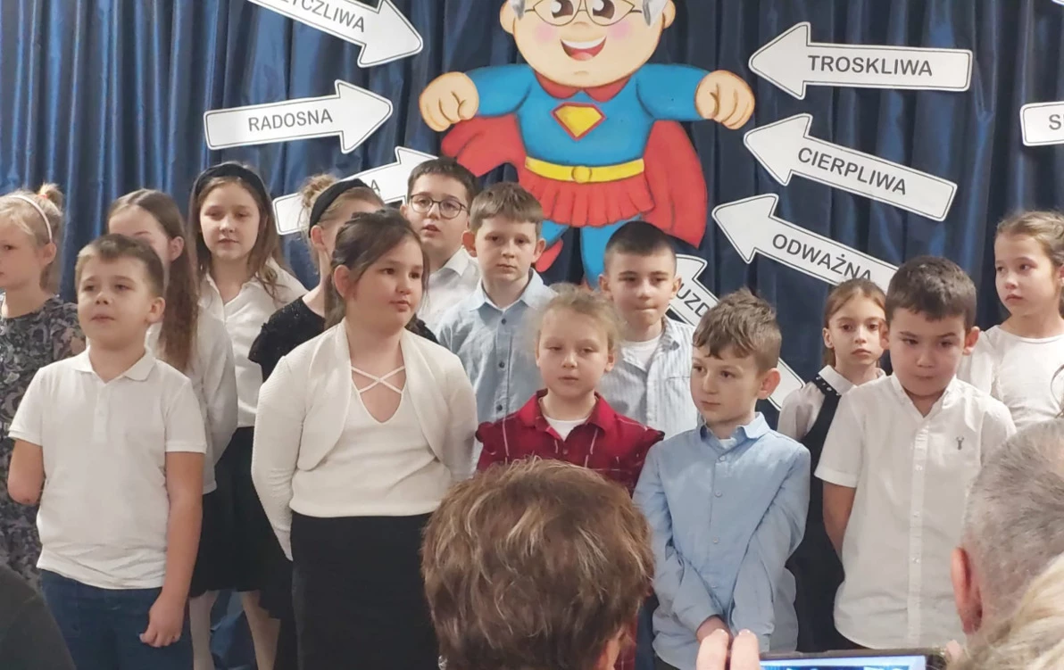 Zdjęcie do Dzień Babci i Dziadka w Szkole Podstawowej im. ks. Jana Twardowskiego  w Woszczelach &ndash; bajkowe świętowanie