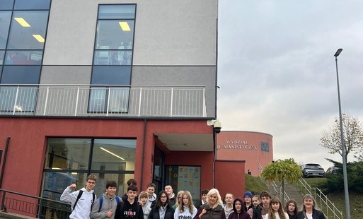 Warsztaty w Centrum Popularyzacji Nauki i Innowacji                           Kortosfera w Olsztynie w ramach projektu                                                        „Szkolni ambasadorzy wspierania młodych talentów                                                  na Warmii i Mazurach”     W dniach 21-23 października 2026 r. uczniowie z klasy VII i VIII pod opieką p. Katarzyny Pikory i p. Magdaleny Boguszewskiej uczestniczyli w zajęciach laboratoryjnych, robotyce, automatyce, warsztatach z druku 3D, eksperymentach naukowych i aktywnościach związanych z nowymi technologiami w ramach projektu „Szkolni ambasadorzy wspierania młodych talentów na Warmii i Mazurach”. Warsztaty odbywały się w Kortosferze w Olsztynie. Program wspiera również poznawanie własnych predyspozycji i planowanie przyszłej ścieżki zawodowej.  21.10.2026 r. – przebieg zajęć: 1. Termowizja – szybkie i precyzyjne pomiary dronem wykorzystywane przede wszystkim  przez policję i straż pożarną. 2. Jak ludzie zostali rolnikami? 3. Laboratorium biologiczno-chemiczne (reakcje chemiczne pozwalające sprawdzić, co dzieje się w organizmach ludzi i zwierząt). Uczniowie wykonywali doświadczenia, np. reakcja endotermiczna. 4. Zajęcia z udzielania pierwszej pomocy przedmedycznej. 5. Wskaźniki syntetyczne do monitorowania jakości produktów, kontroli procesów technologicznych oraz oceny stanu świeżości żywności – uczniowie obserwowali ciekawe doświadczenia chemiczne. 6. Roboty Ugot – uczniowie uczestniczyli w grupowych ćwiczeniach praktycznych, składając roboty. Następnie organizowali ich wyścigi. 7. Skarby Ziemi – uczniowie: - rozpoznawali rodzaje gleb i minerałów, - wskazywali właściwości magnetyczne minerałów, - poznawali zjawisko luminescencji (fluorescencji), przeprowadzając doświadczenia.  22.10.2026 r. – przebieg zajęć: 1. Walizka z żyroskopem – zestaw edukacyjny tzw. Inteligentny bagaż, który potrafi sam jechać za właściciela. 2. Zajęcia z doradztwa zawodowego – określanie własnych predyspozycji i planowanie ścieżki kariery zawodowej. 3. Druk 3D – rodzaje druków: filamentowy i proszkowy. 4. Robotyka – roboty humanoidalne; uczniowie za pomocą aplikacji sterowali robotami. 5. Sterowanie dronami za pomocą pada. 6. Laboratorium żywności – doświadczenia na wykrywanie żelaza w szpinaku, soli w chipsach, doświadczenie na posiew bakterii jogurtowych. 7. Edu Space – zajęcia rozwijające kreatywność i ciekawość poznawczą.  23.10.2026 r. – przebieg zajęć: 1. Świat wirtualny gogle VR – gogle do wirtualnej rzeczywistości. 2. Historia przemysłu rolniczego. 3. Laboratorium wysokiej energii: – chętni uczniowie uczestniczyli w doświadczeniu Efekt „fryzury Einsteina” – po dotknięciu kopuły generatora Van de Graaffa włosy stroszyły się, unosiły do góry i rozszerzały we wszystkich kierunkach, przypominając fryzurę słynnego fizyka, - pokazy generatora Van de Graaffa oraz widowisko z wysokimi napięciami pod okiem edukatora, - rozwiązywanie testu po zajęciach. 3. Film edukacyjny w systemie 3D pt. „Historia lotnictwa”. 4. Sekrety mózgu – uczniowie poznali budowę mózgu i funkcje poszczególnych płatów.       Każdego dnia w przerwach między zajęciami uczniowie mieli możliwość samodzielnego odkrywania interaktywnych eksponatów i pogłębiania swojej wiedzy poprzez zabawę i eksperymentowanie.      Projekt był realizowany przy wsparciu ambasadorów, którzy pomagali uczniom w podejmowaniu kluczowych decyzji związanych z wyborem szkoły średniej.      Czas upłynął szybko i przyjemnie. Nasi uczniowie odkryli swoje zainteresowania, zdobyli nowe doświadczenia i przekonali się, jak wiele radości daje samodzielne poznawanie świata. Wierzymy, że udział w projekcie „Szkolni ambasadorzy wspierania młodych talentów na Warmii i Mazurach” będzie początkiem wielu nowych pasji i inspiracją do dalszego rozwijania talentów.                                                                                               