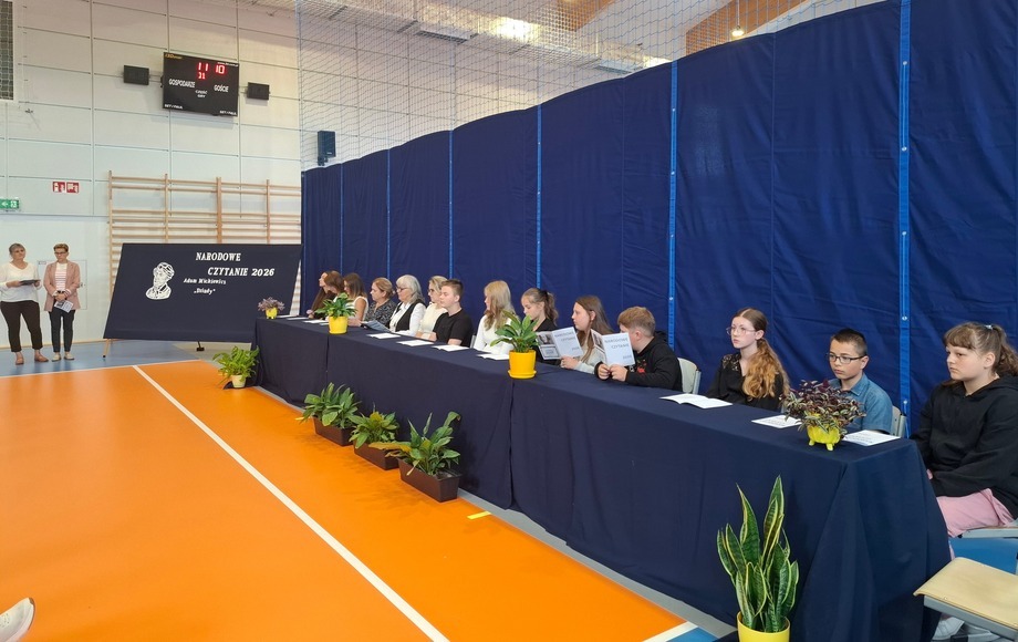 Narodowe Czytanie 2026 w szkole: uczniowie, rodzice i pracownicy czytali „Dziady” Mickiewicza